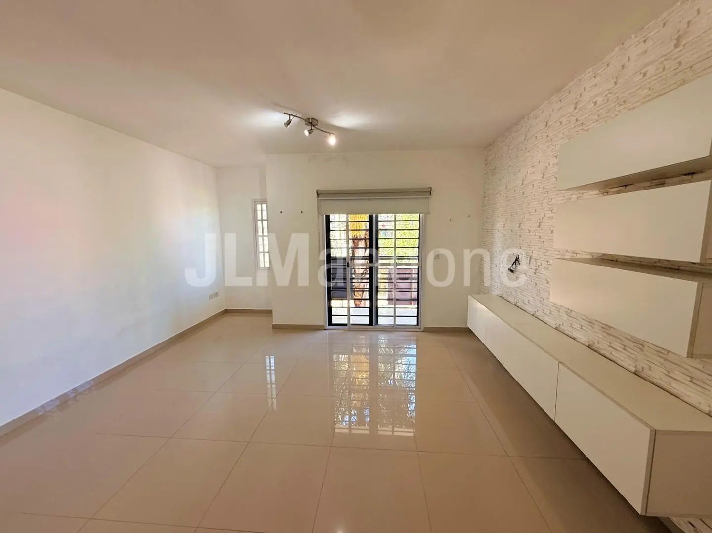 Departamento 2 ambientes con cochera y balcon 3