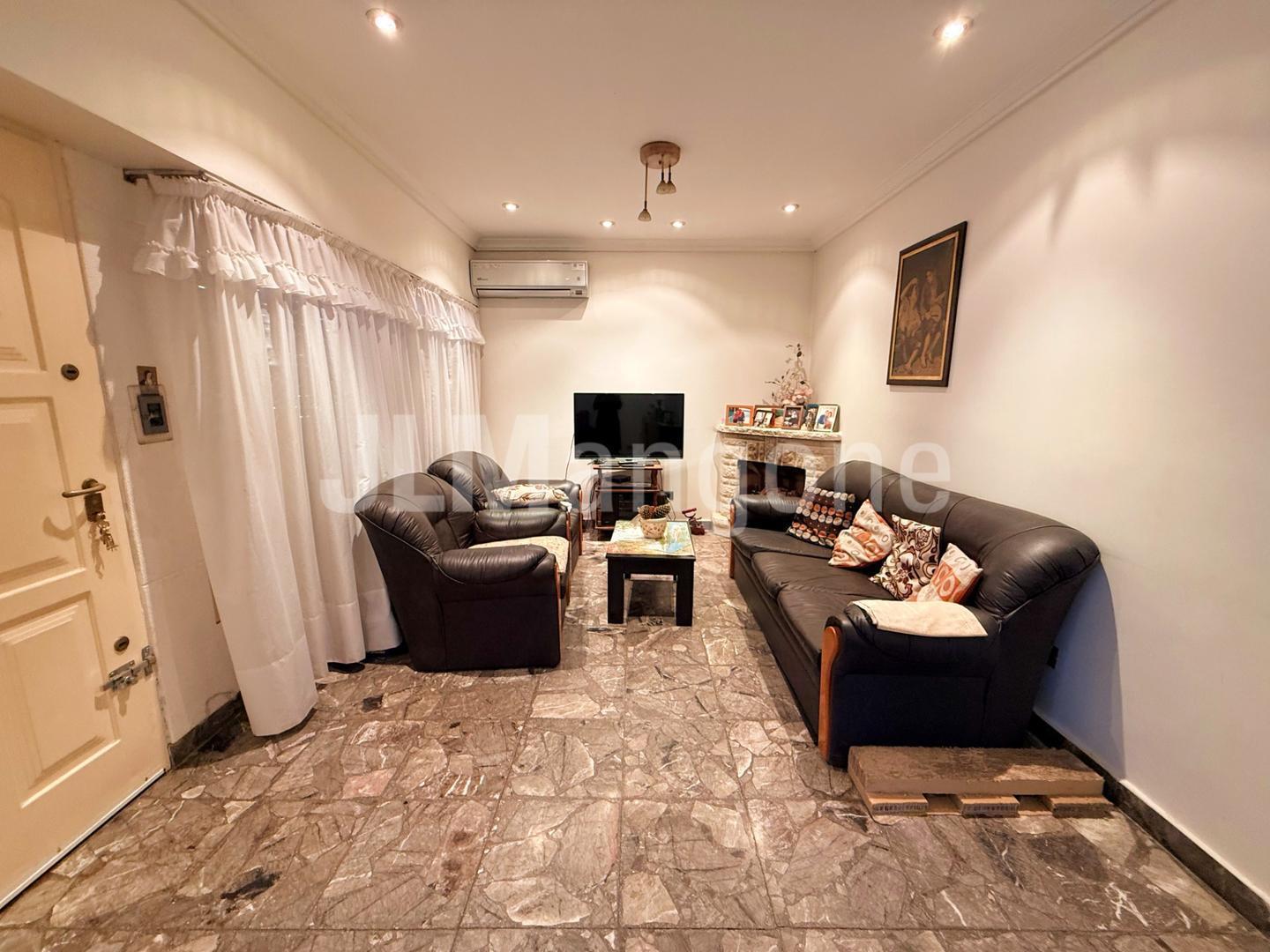 Foto de Casa 4 ambientes con cocheras, patio y terraza con quincho, imagen 4