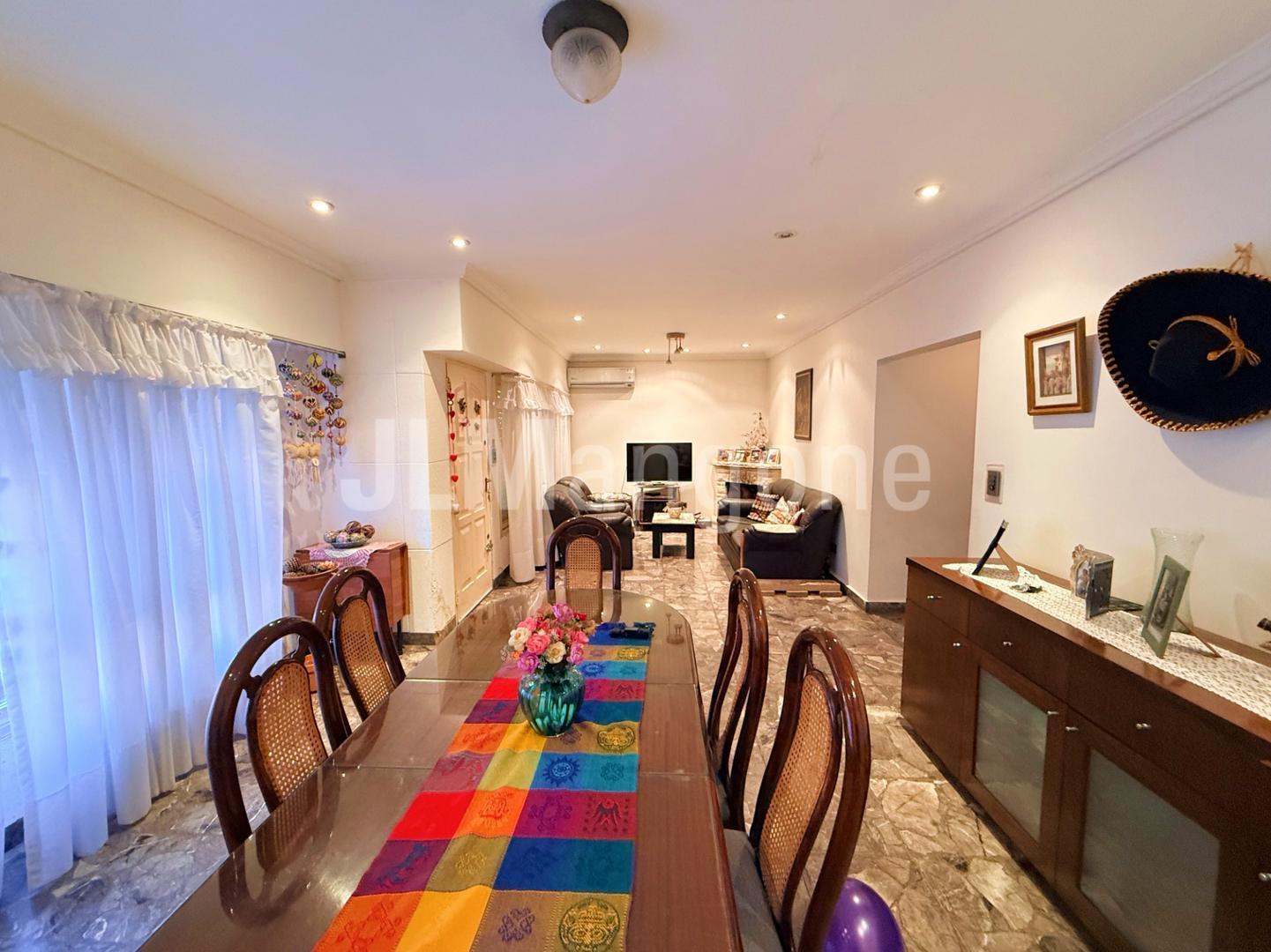Foto de Casa 4 ambientes con cocheras, patio y terraza con quincho, imagen 2