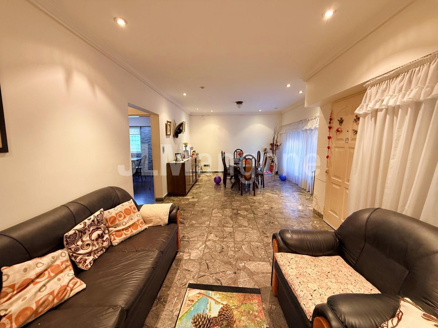 Foto de Casa 4 ambientes con cocheras, patio y terraza con quincho, imagen 1