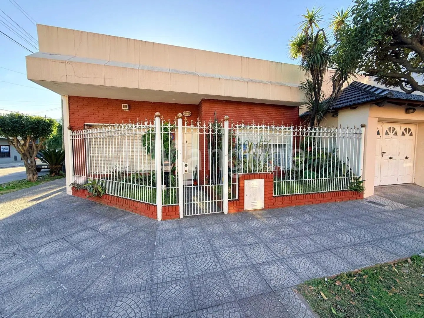Casa 4 ambientes con cocheras, patio y terraza con quincho 3