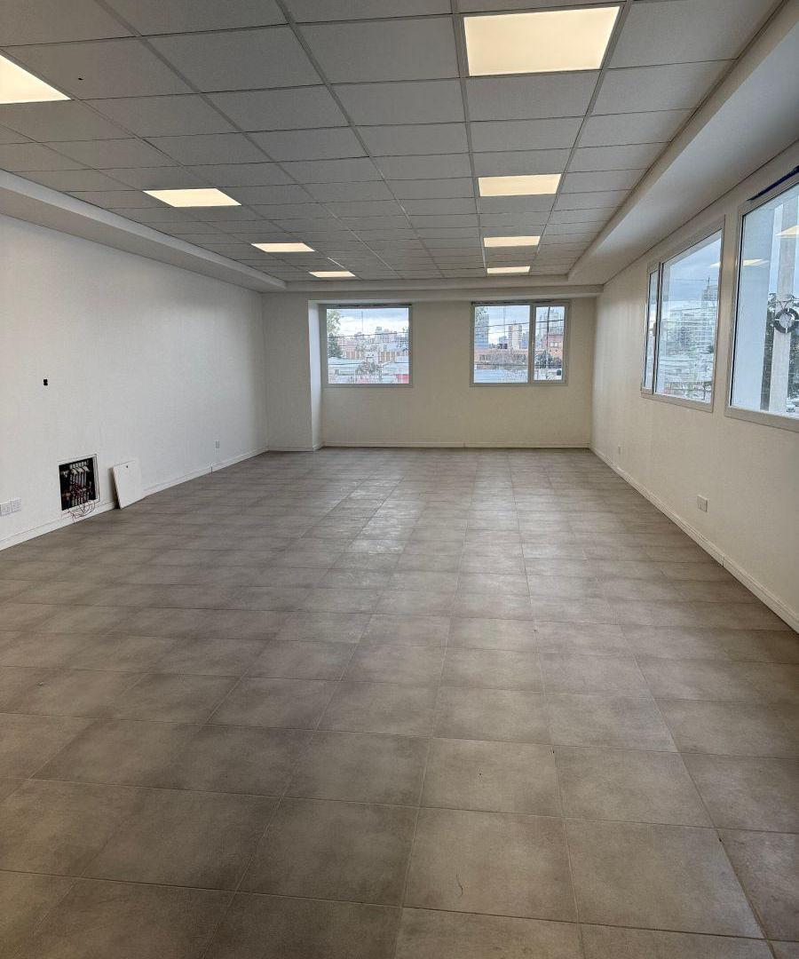 Foto de Local a estrenar con depósito y oficinas en Neuquén, imagen 1