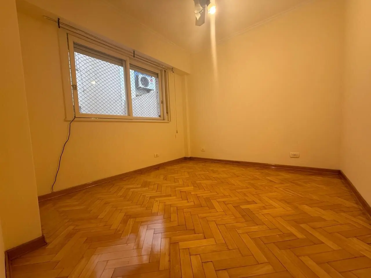 Alquiler. 3 ambientes. Balcón corrido. Cochera en PB. Villa Urquiza 5