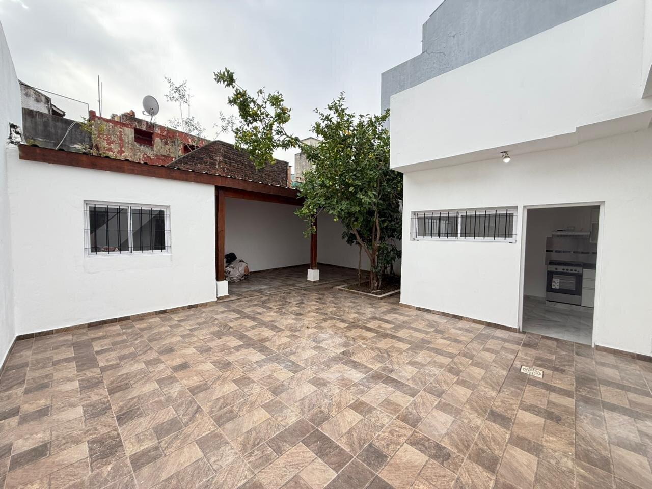 Casa en alquiler. 4 ambientes. Reciclado. Patio. Terraza. Apto mascotas