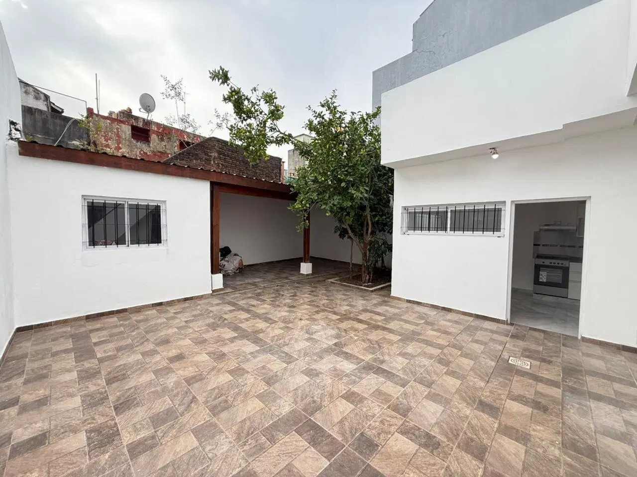 Casa en alquiler. 4 ambientes. Reciclado. Patio. Terraza. Apto mascotas 4