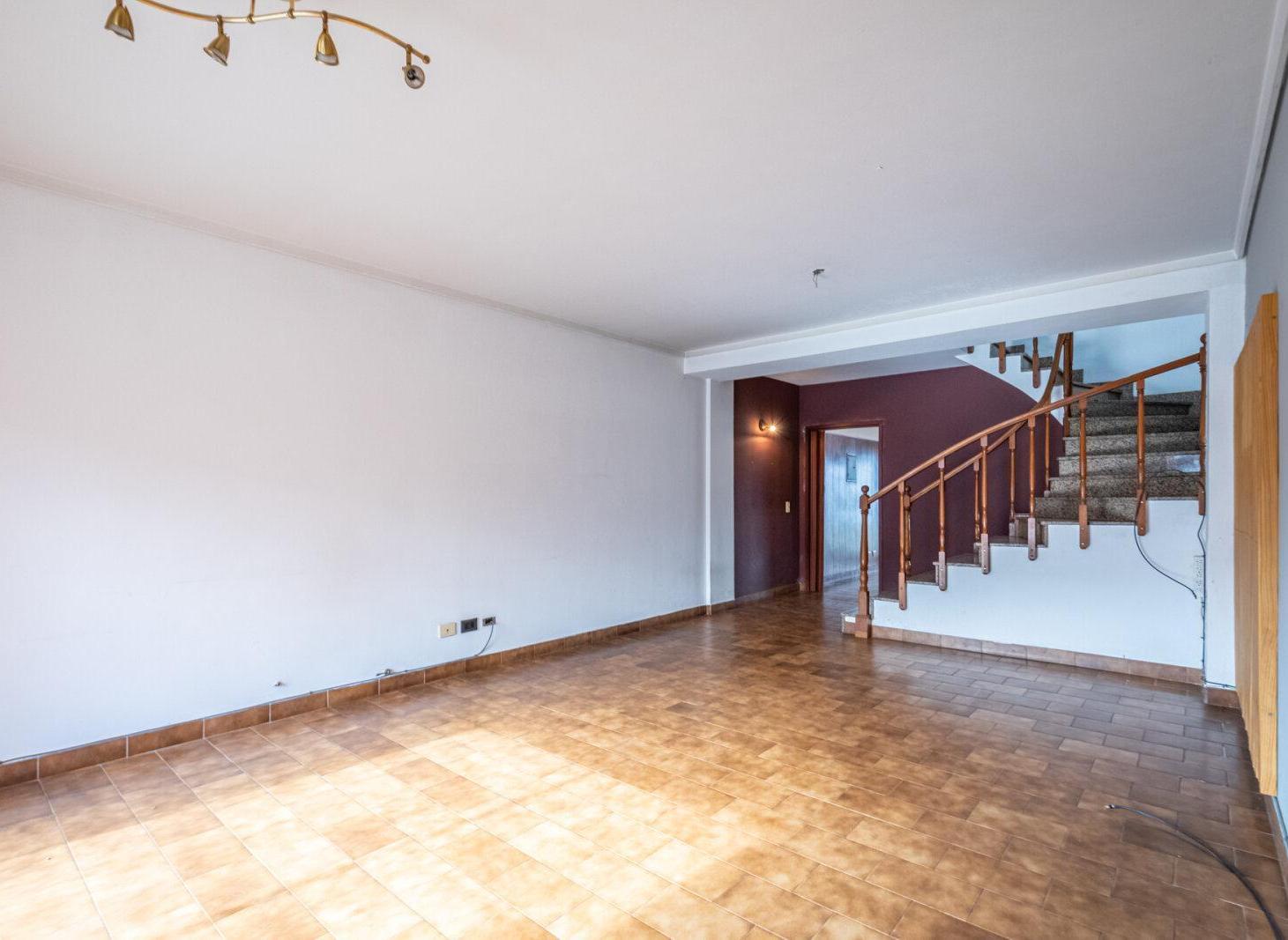 Foto de Triplex. 4 Ambientes. Jadín. Balcón. Villa Real, imagen 1