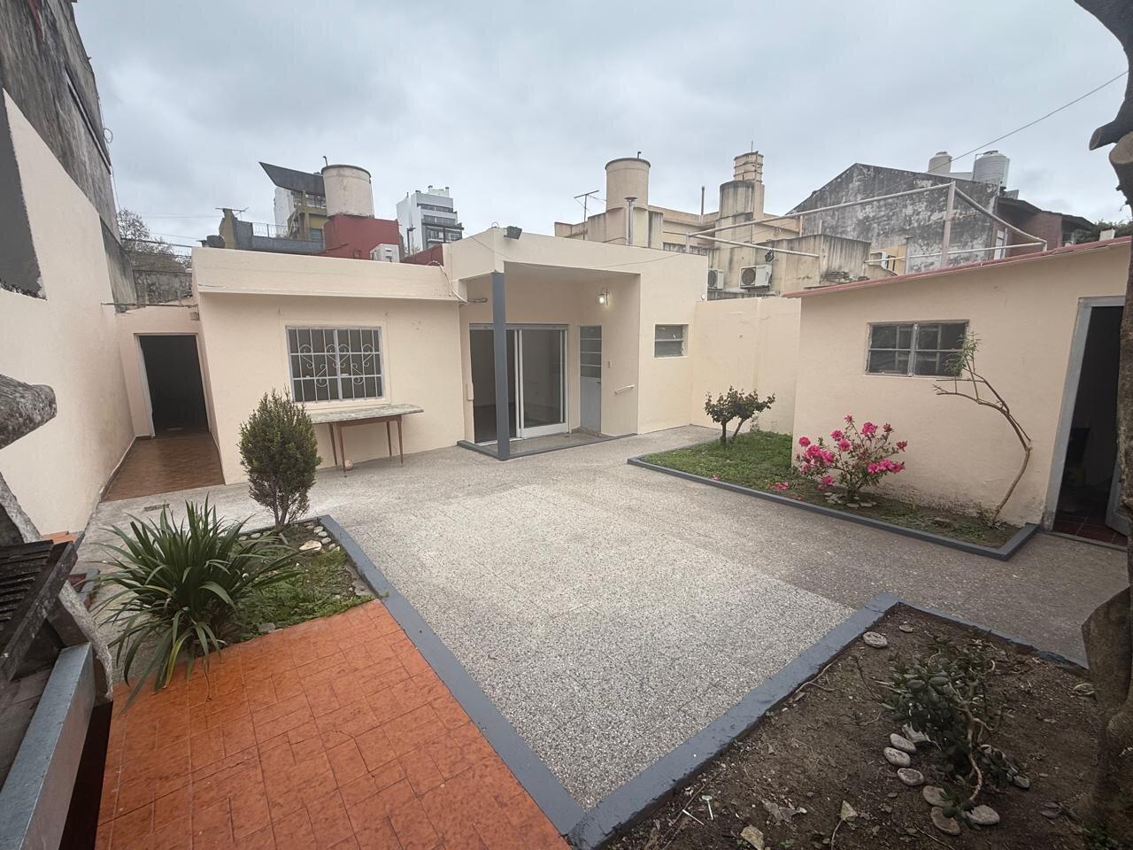 Foto de Casa . 4 Ambientes . Jardín con Parrilla y Garage Cubierto . Parque Chas, imagen 2