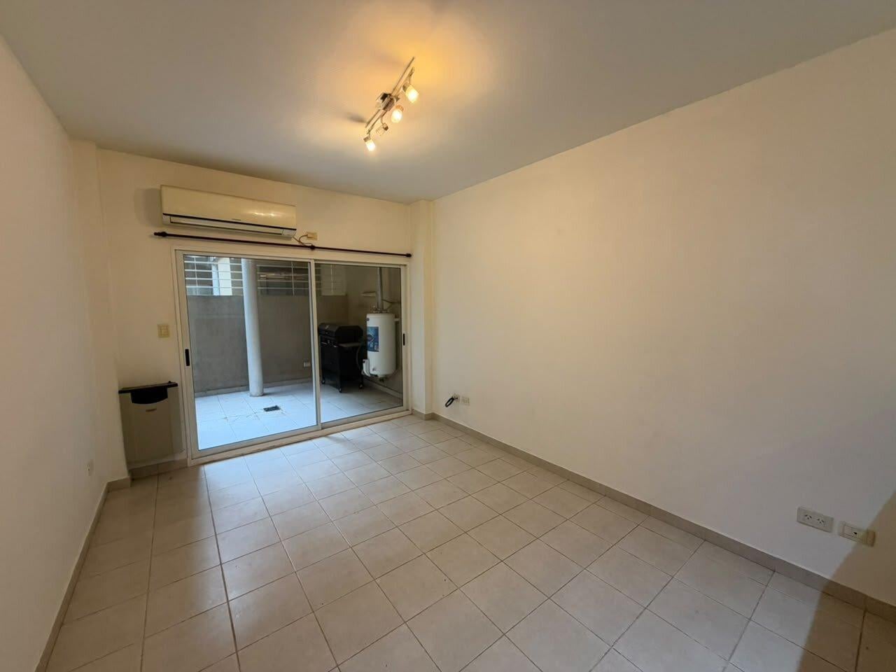 Foto de Alquiler. PH. 2 Ambientes. Patio. Villa Urquiza, imagen 2