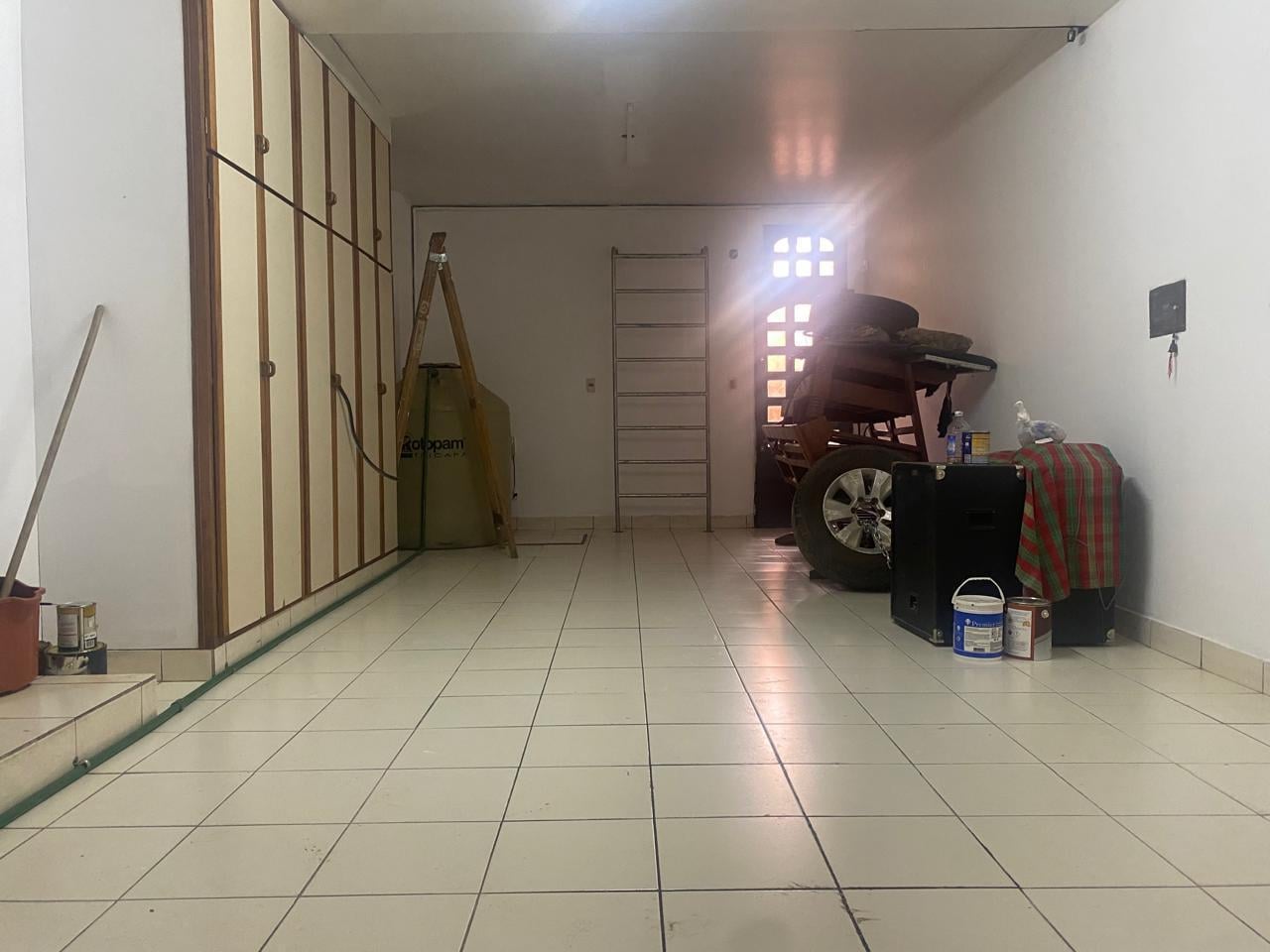 Foto de VENTA - CASA DE SIETE DORMITORIOS - PILETA - NEUQUÉN CAPITAL, imagen 2