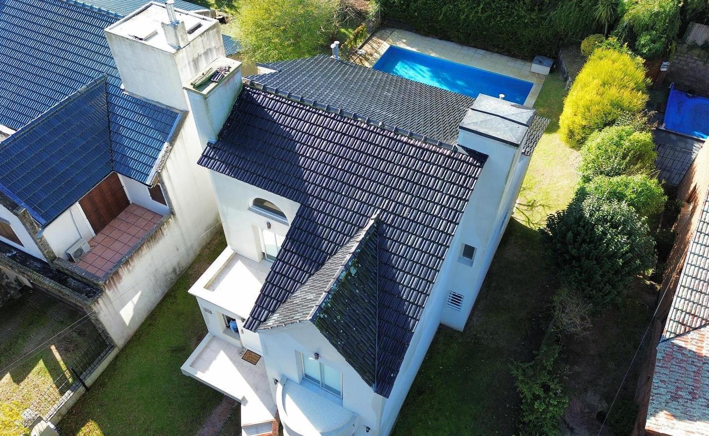 EN VENTA CASA CON PISCINA DE 5 AMBIENTES  FINANCIA