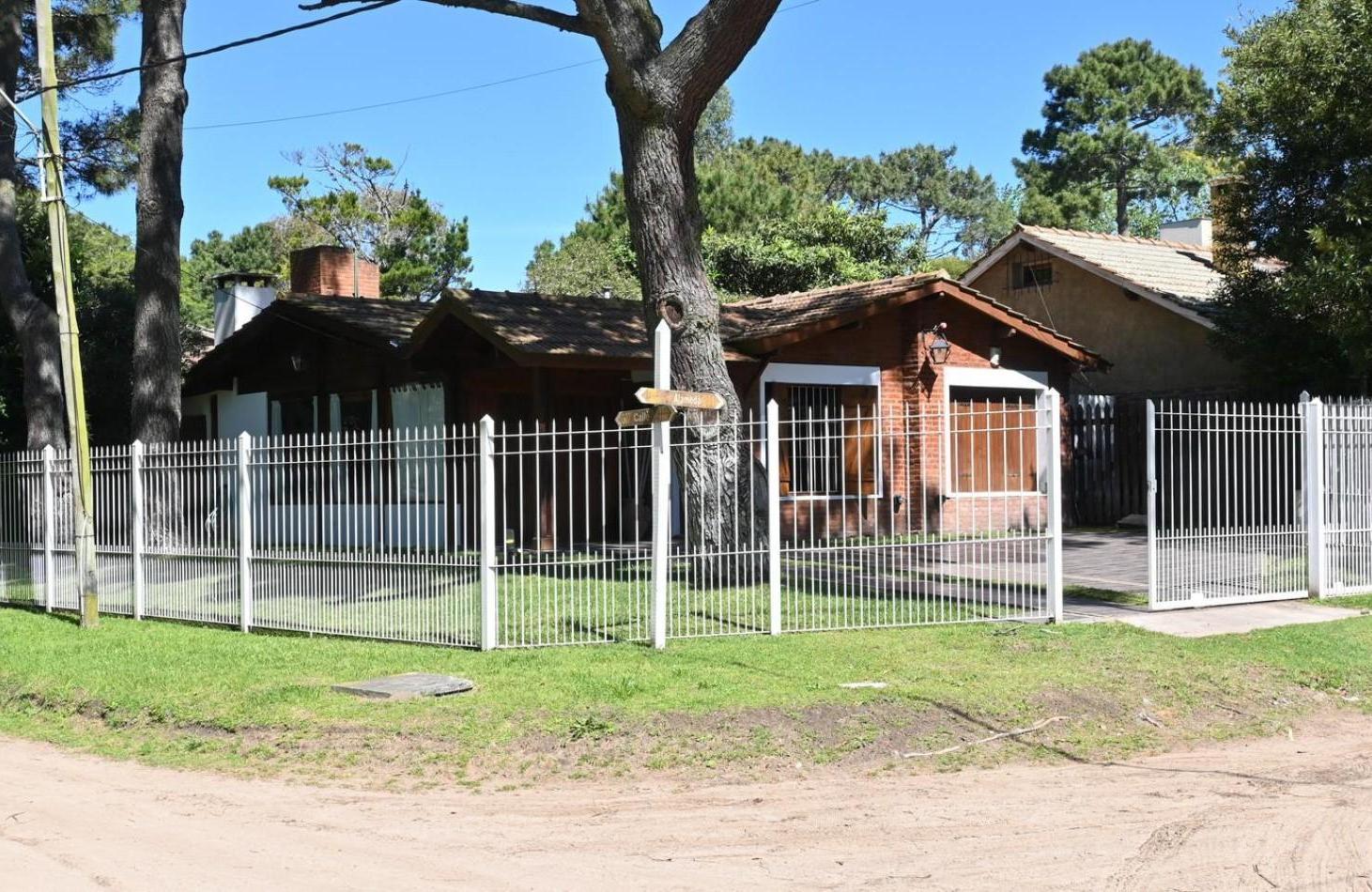Foto de A LA VENTA CASA DE 3 DORMITORIOS EN VILLA GESELL, imagen 2