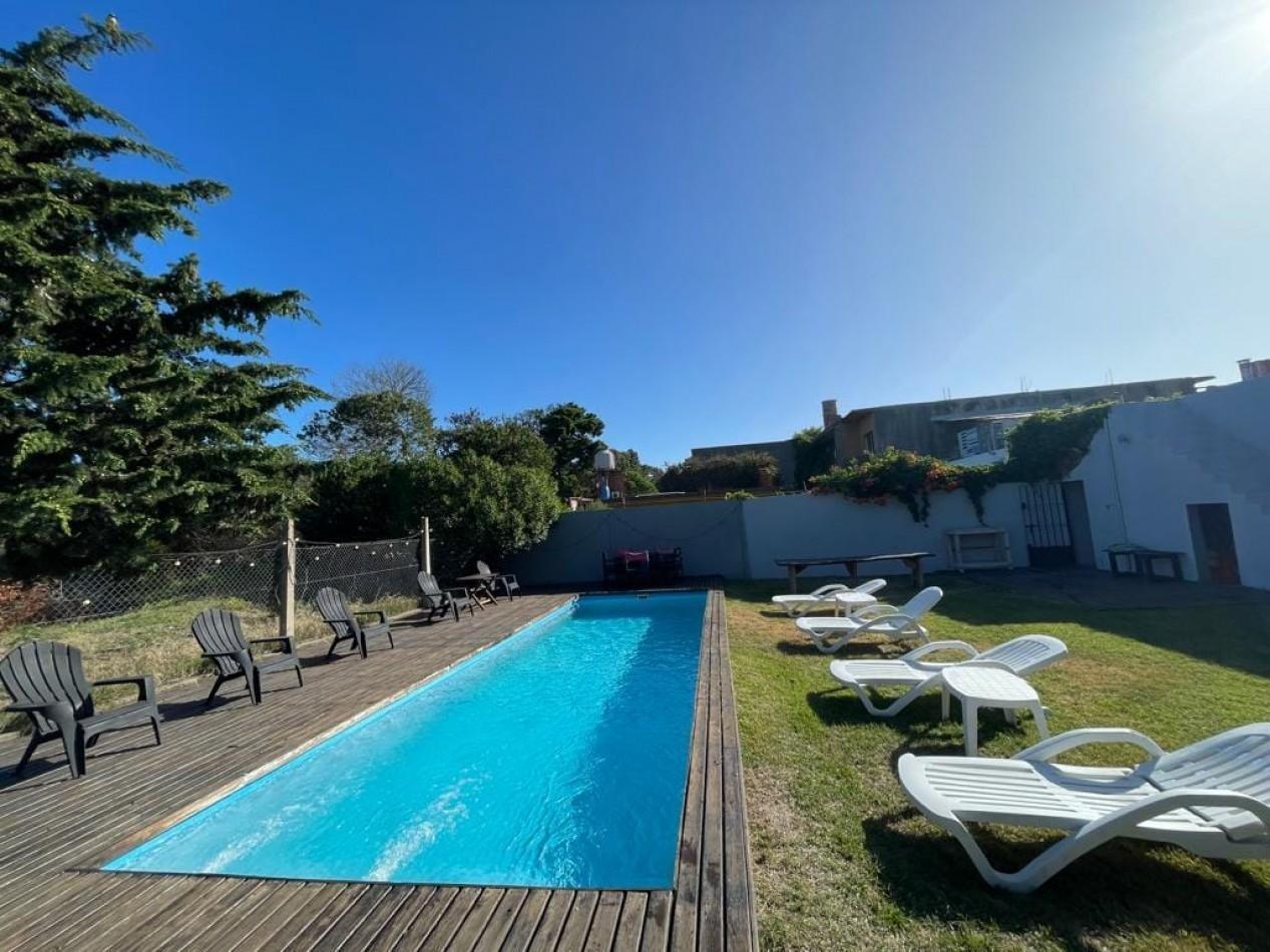 Foto de A LA VENTA COMPLEJO DE 4 DEPARTAMENTOS CON PISCINA EN VILLA GESELL, imagen 1