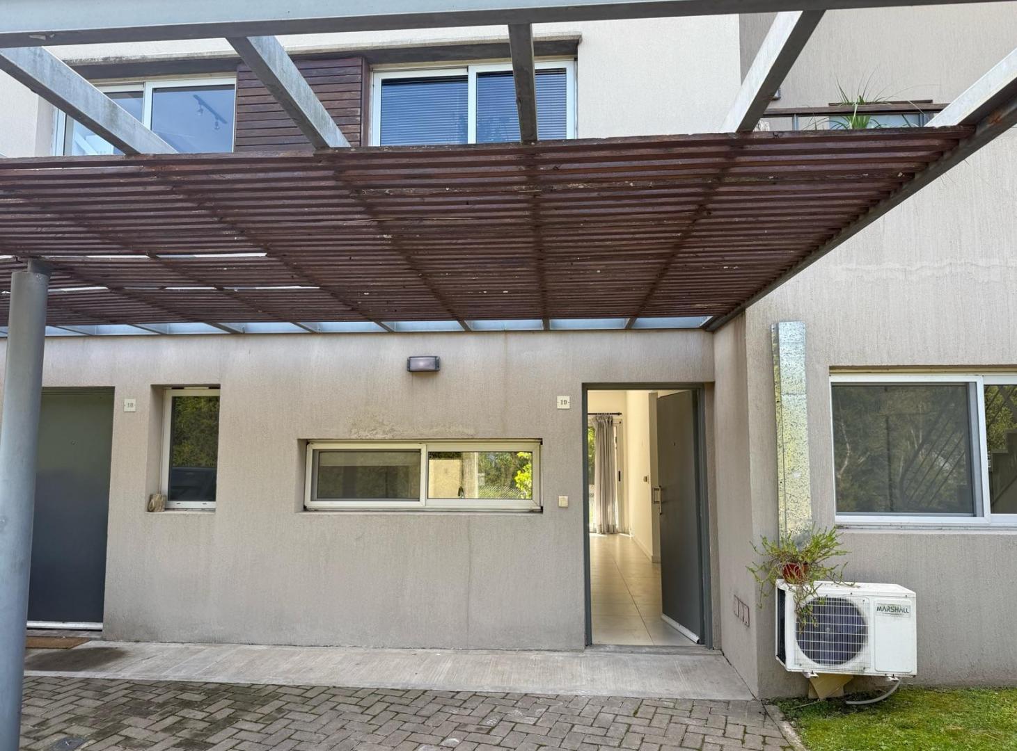 Foto de VENTA con Renta Oportunidad PB con jardín en Lago Escondido 3 amb al, imagen 5