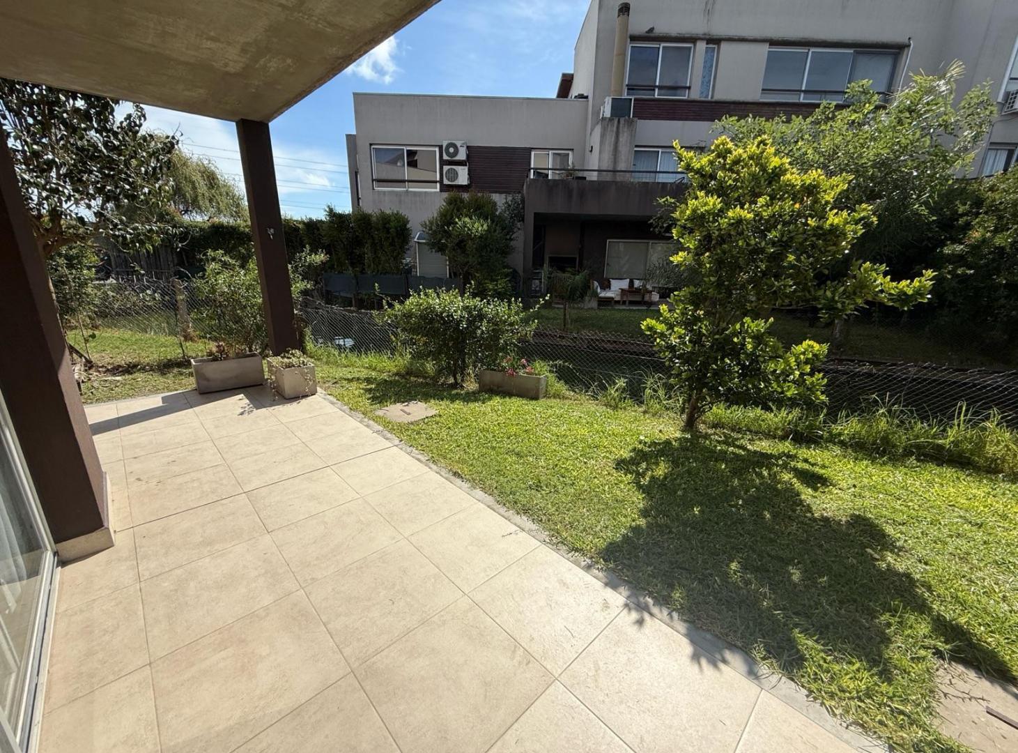 Foto de VENTA con Renta Oportunidad PB con jardín en Lago Escondido 3 amb al, imagen 1