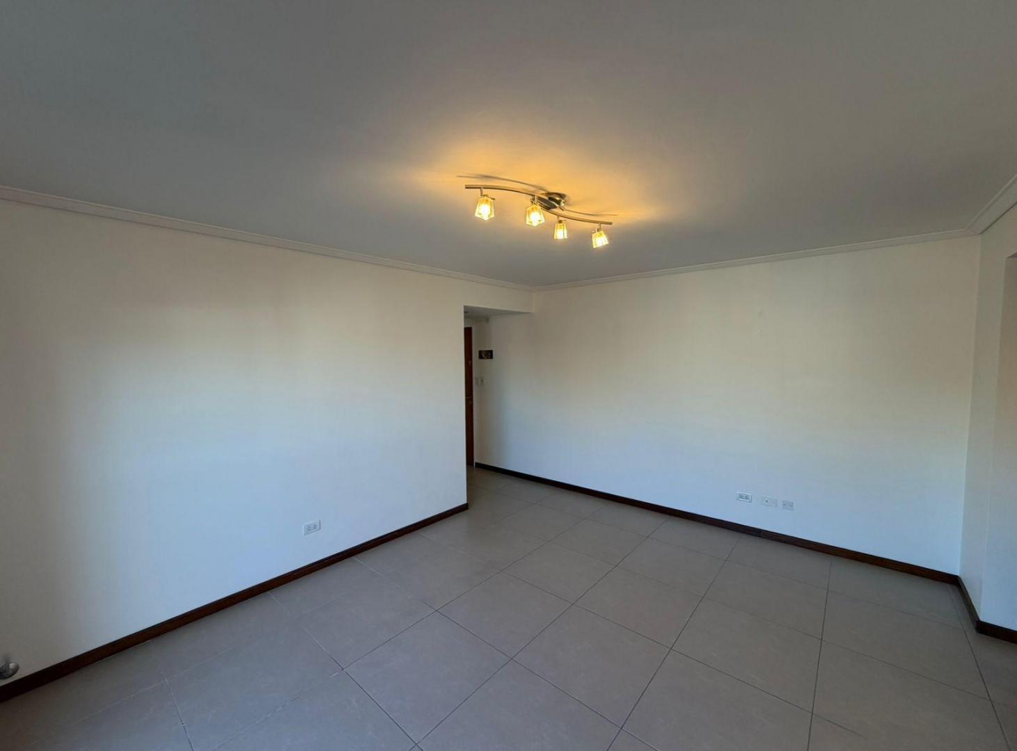 Foto de Departamento EN VENTA 2 AMB. A LA CALLE CON BALCÓN Y COCHERA, imagen 5