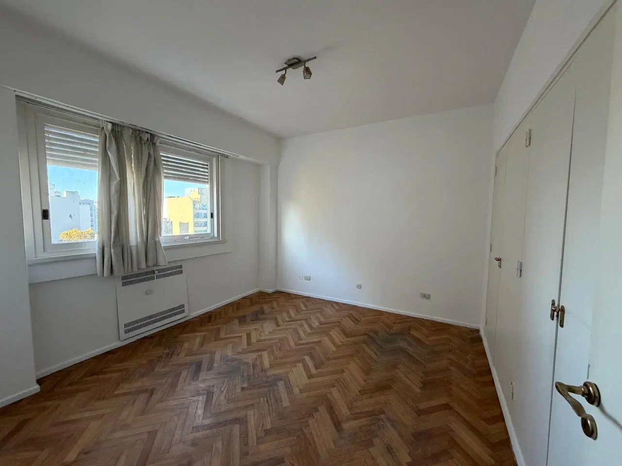 Departamento de 4 ambientes al frente con balcon 5