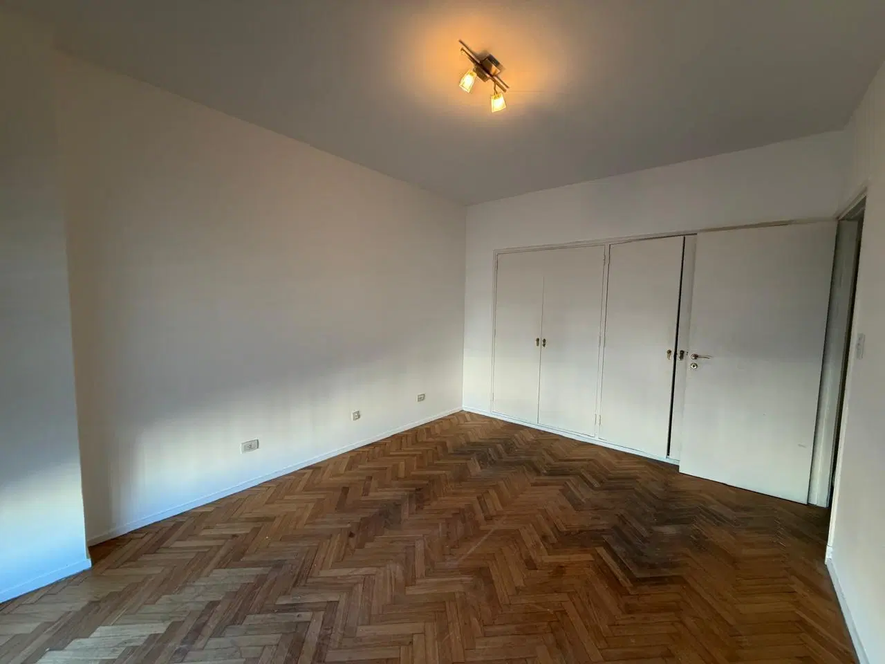 Departamento de 4 ambientes al frente con balcon 3