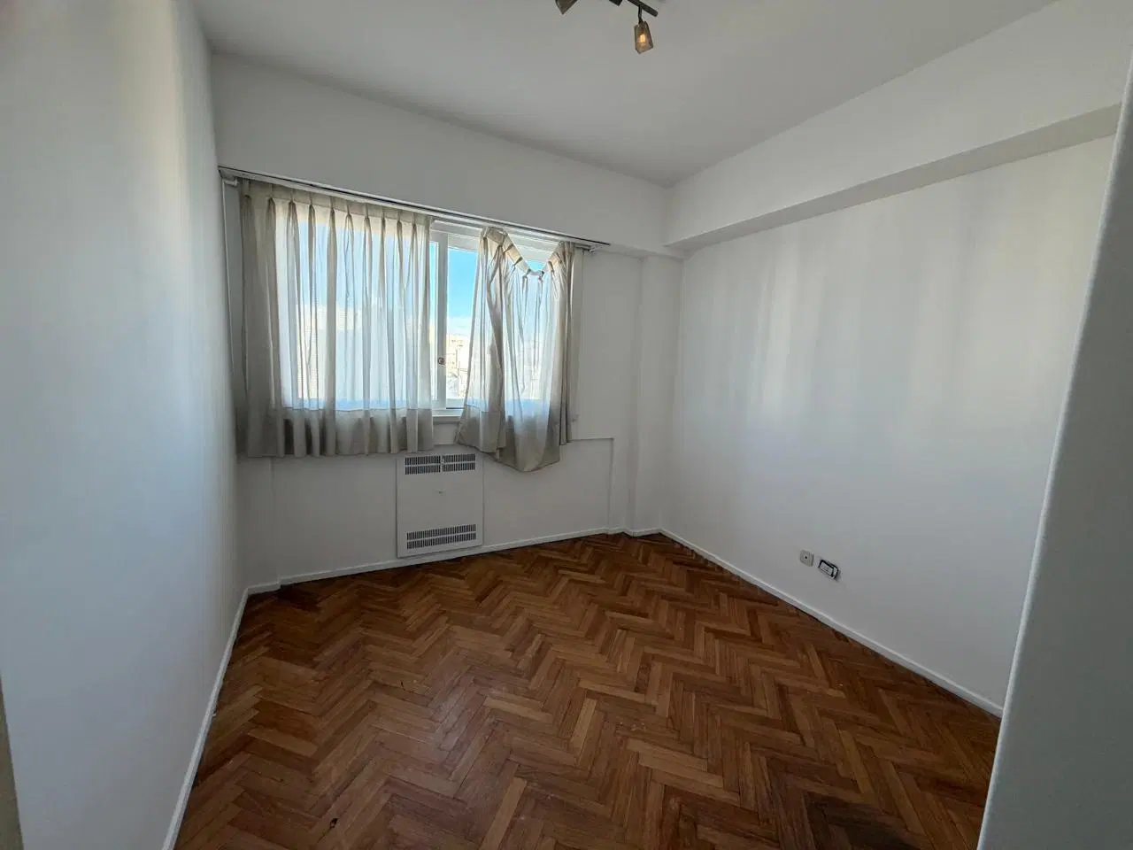 Departamento de 4 ambientes al frente con balcon 5