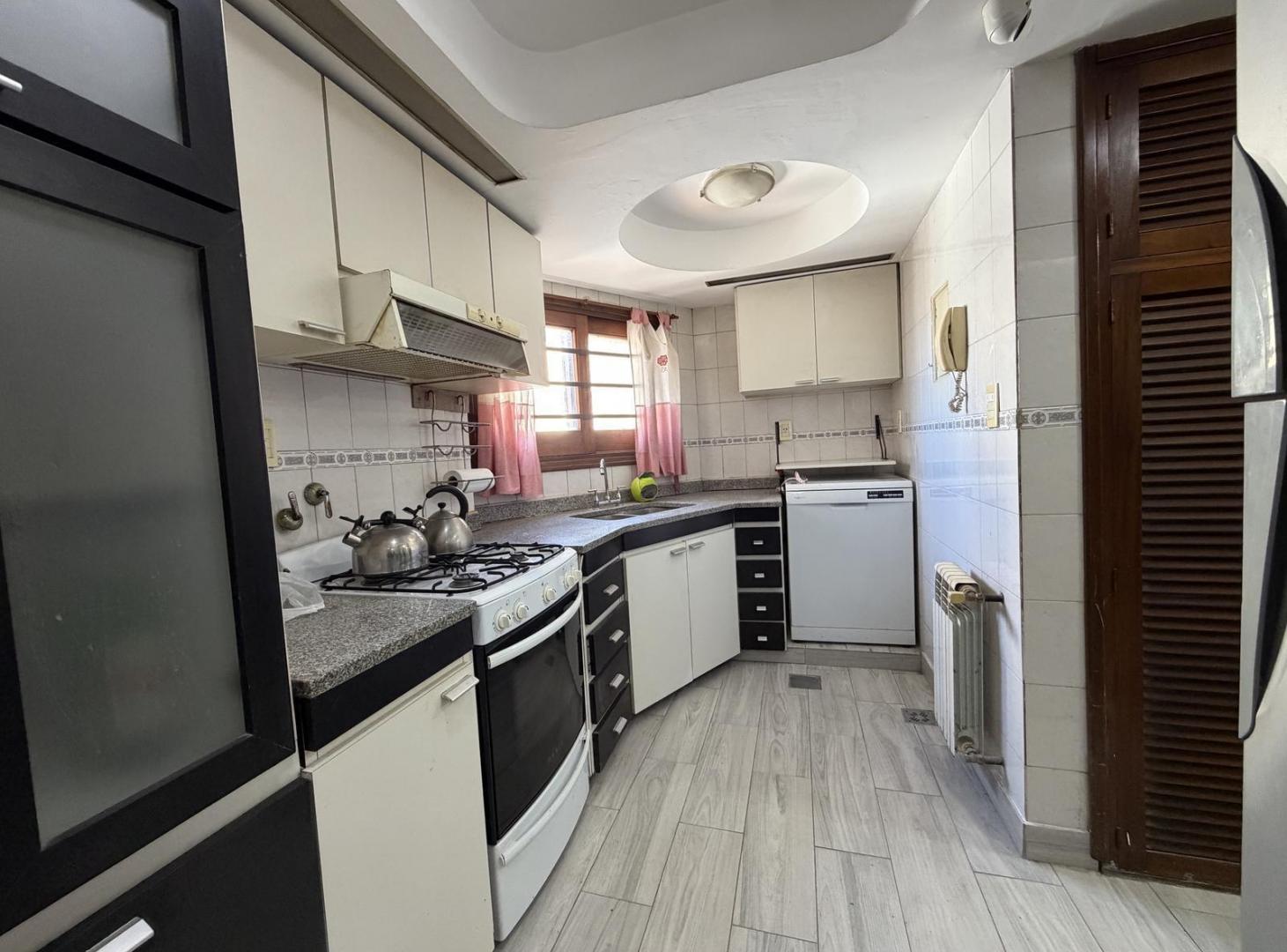 Foto de Departamento EN VENTA 4 AMBIENTES CON BALCÓN, BAULERA Y COCHERA DOBLE, imagen 2