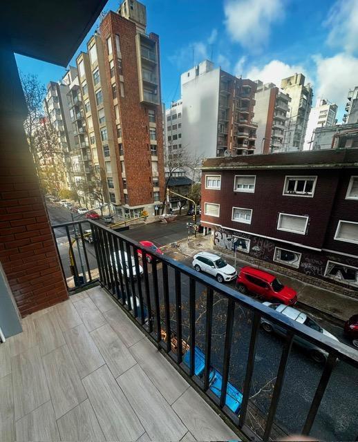 Foto de Departamento EN VENTA 3 AMBIENTES CON DEPENDENCIA CON BALCON A LA CALLE, imagen 1