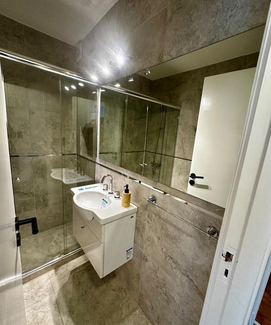 Foto de Departamento EN VENTA 3 AMBIENTES CON DEPENDENCIA CON BALCON A LA CALLE, imagen 3