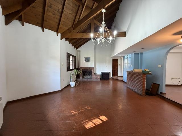 Foto de Casa A LA VENTA DE 4 AMBIENTES CON COCHERA Y QUINCHO, imagen 3