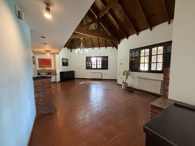 Foto de Casa A LA VENTA DE 4 AMBIENTES CON COCHERA Y QUINCHO, imagen 2