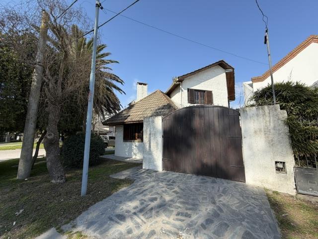 Foto de Casa A LA VENTA DE 4 AMBIENTES CON COCHERA Y QUINCHO, imagen 1