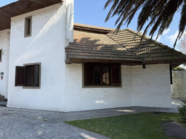 Foto de Casa A LA VENTA DE 4 AMBIENTES CON COCHERA Y QUINCHO, imagen 5