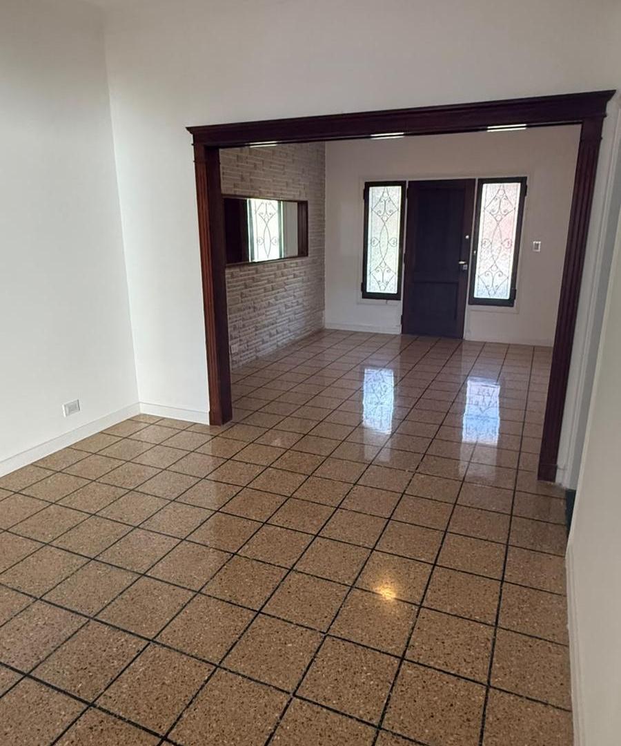 Foto de Casa DE 4 AMBIENTES CON GARAJE Y JARDIN, imagen 2