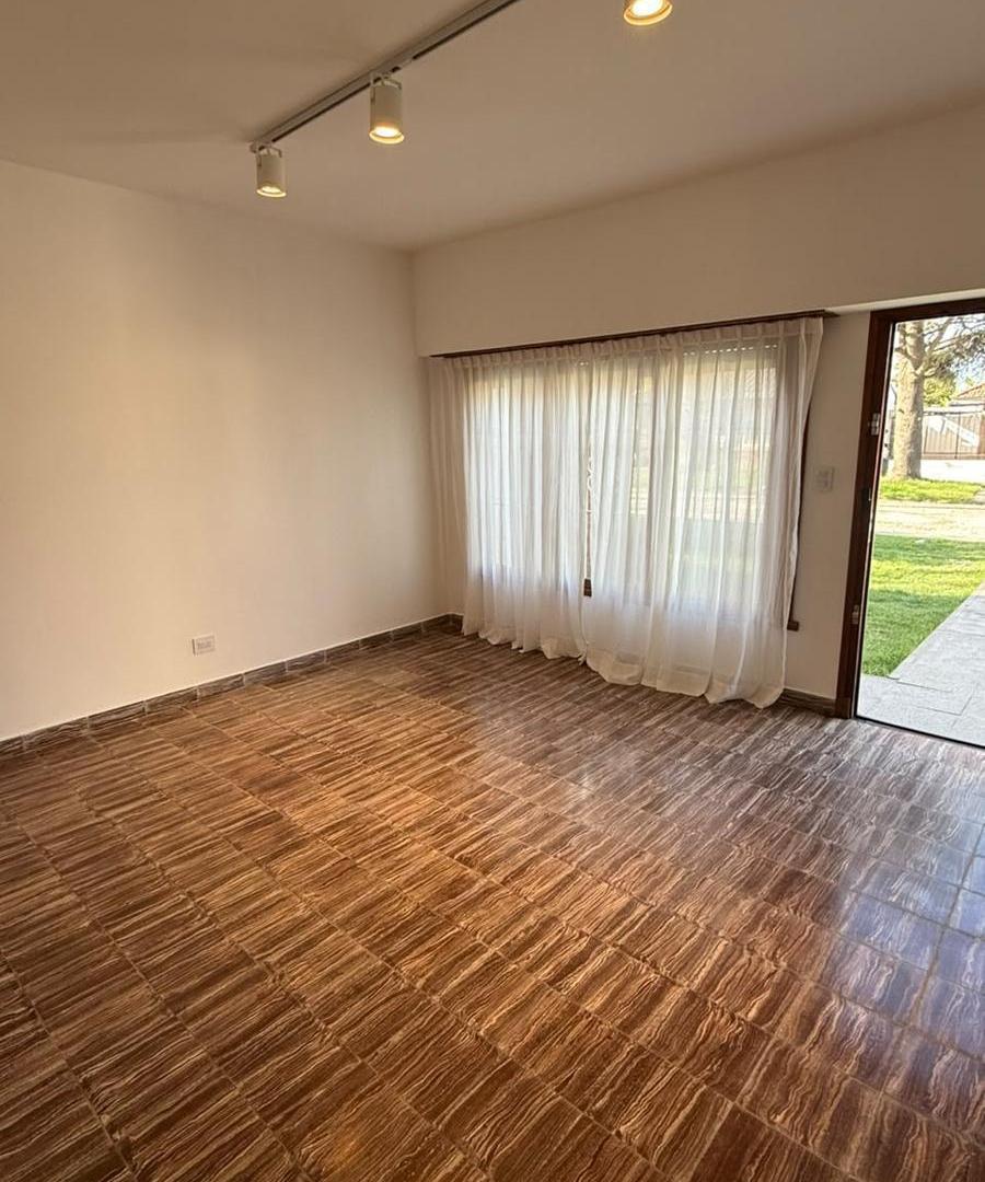 Foto de Casa EN VENTA DE 3 AMBIENTES CON GARAGE DESCUBIERTO Y JARDIN, imagen 2