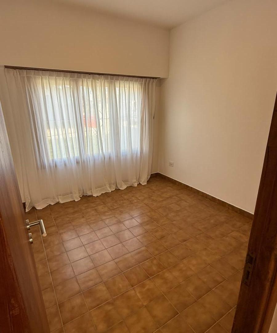 Foto de Casa EN VENTA DE 3 AMBIENTES CON GARAGE DESCUBIERTO Y JARDIN, imagen 5