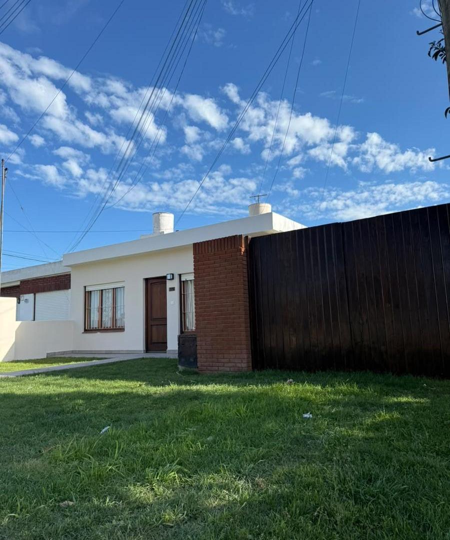 Foto de Casa EN VENTA DE 3 AMBIENTES CON GARAGE DESCUBIERTO Y JARDIN, imagen 3