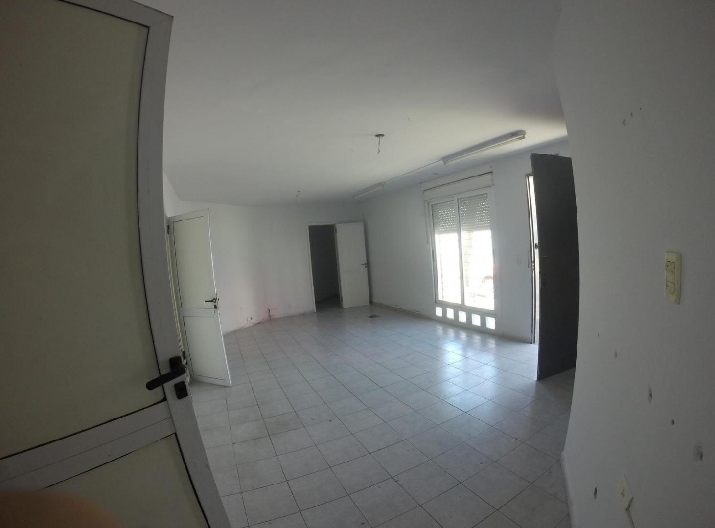 Foto de Alquiler - Galpón 160 m2 + Oficina - Barrio Alberdi, imagen 2
