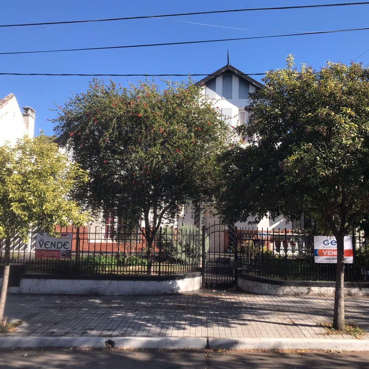 Casona Antigua en Calle Dean Funes 180 - Barrio Pellegrini 3