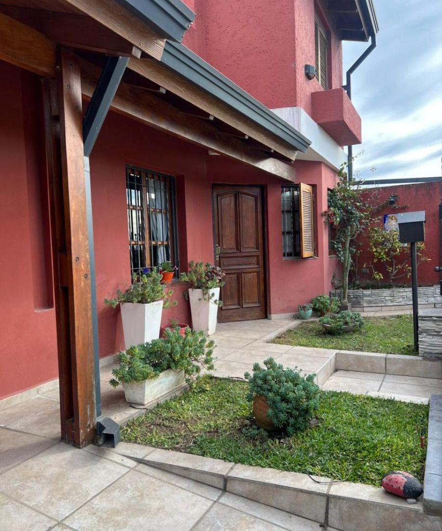 Foto de IMPECABLE CASA DE DOS PLANTAS EN B°P. DEL SOL ALTA GRACIA, imagen 1