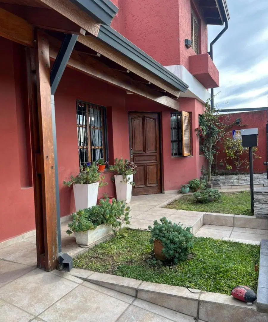 IMPECABLE CASA DE DOS PLANTAS EN B°P. DEL SOL ALTA GRACIA 1