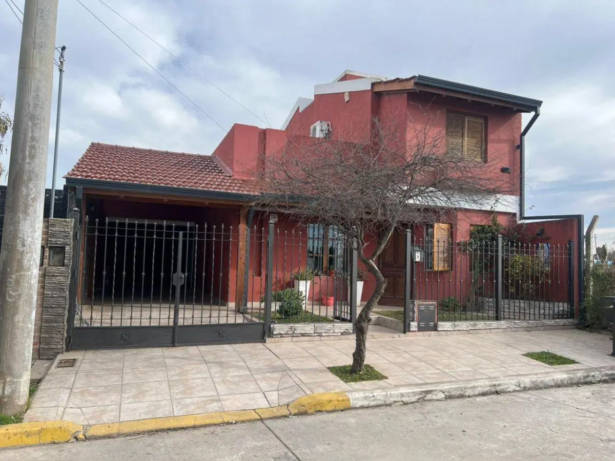 IMPECABLE CASA DE DOS PLANTAS EN B°P. DEL SOL ALTA GRACIA 2
