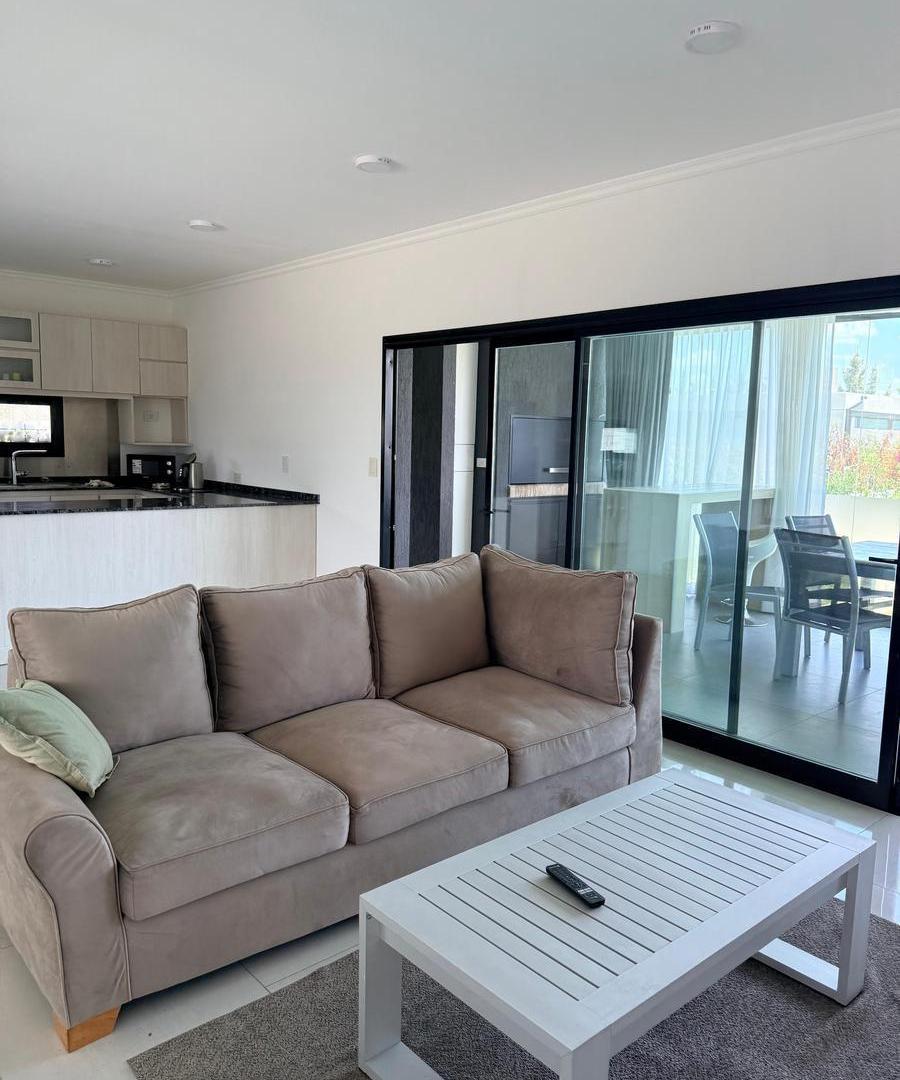 Foto de Venta y/o Permuta Casa de 4 amb, con pileta en Canning, imagen 2