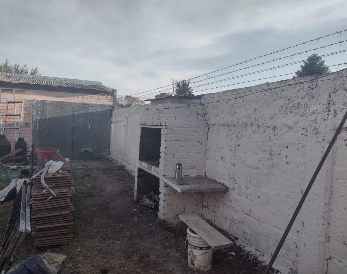 Casa + Dpto. Sobre Av Balloffet 4