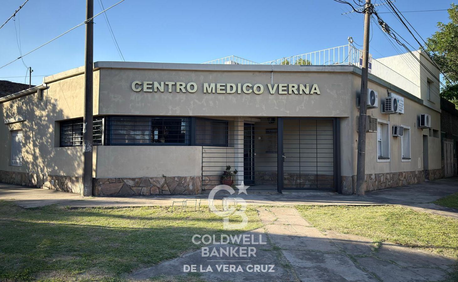 Clinica con consultorios, gabinetes de kinesiologia y laboratorio en Maria Selva