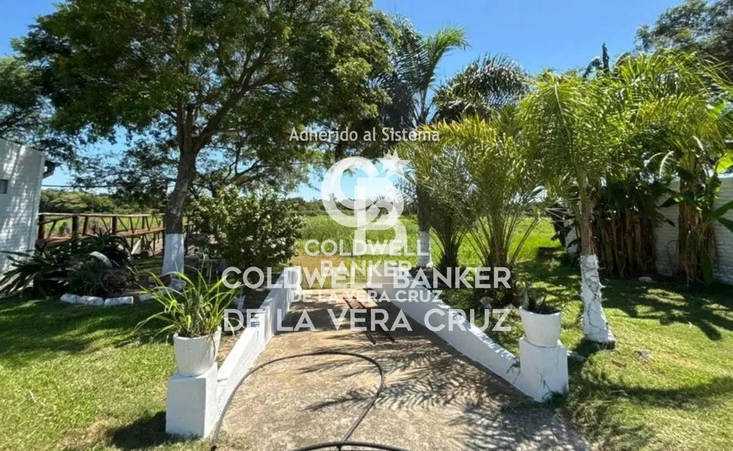 CASA, QUINCHO, PILETA Y BAJADA AL RIO . 8