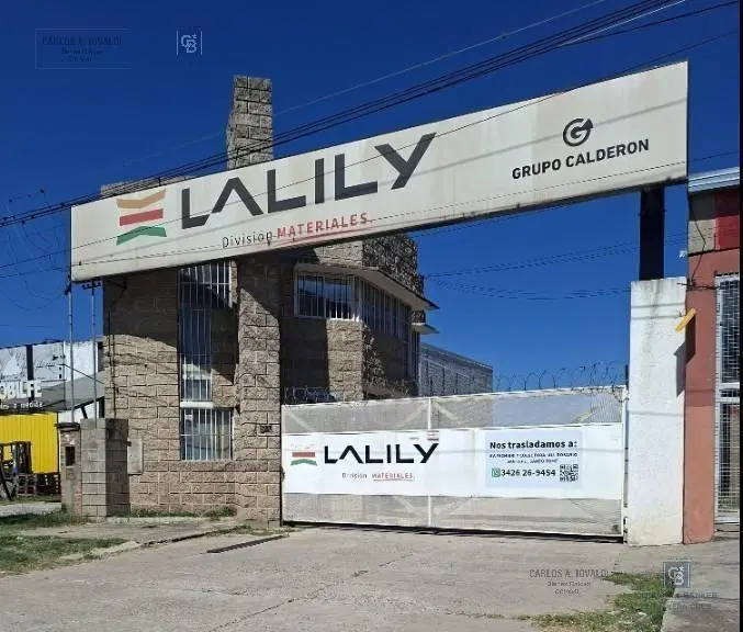 Gran terreno con Oficina y  Galpón con salida a dos calles, ideal para correalón 2