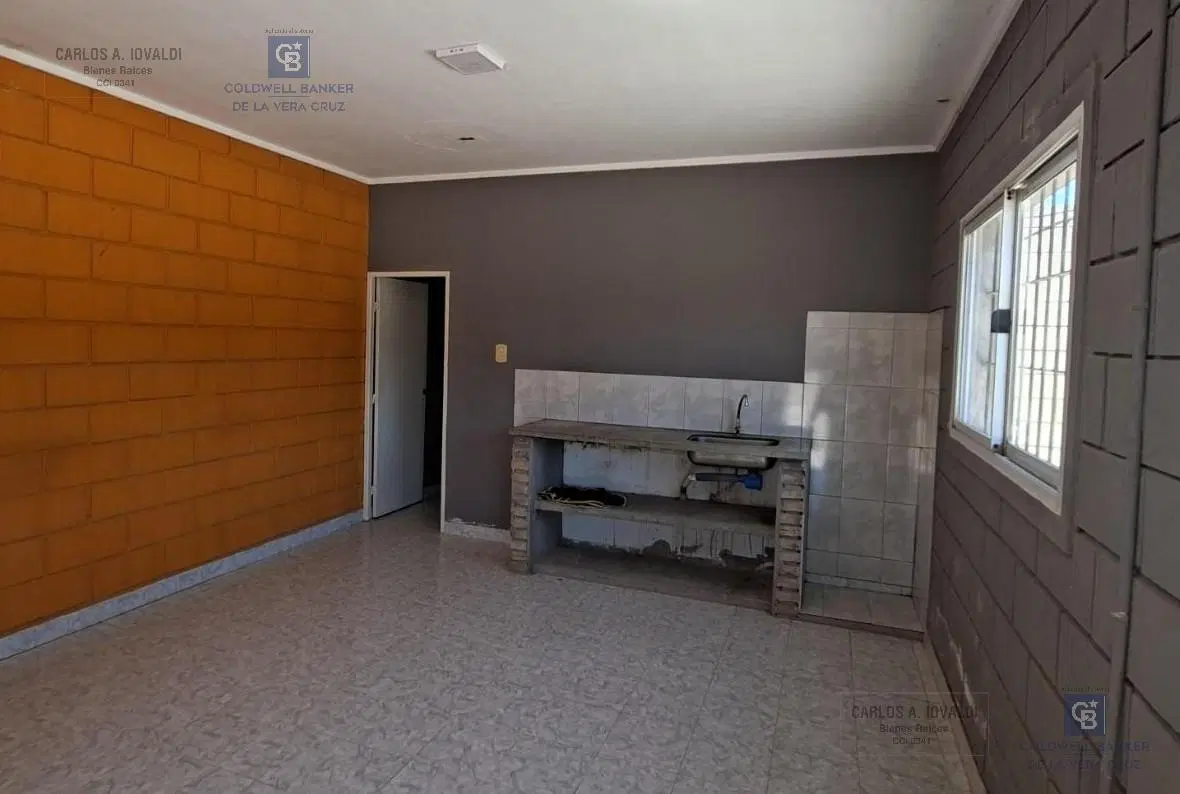 Gran terreno con Oficina y  Galpón con salida a dos calles, ideal para correalón 4