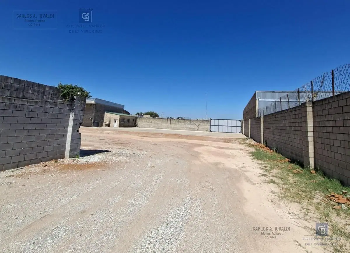 Gran terreno con Oficina y  Galpón con salida a dos calles, ideal para correalón 8