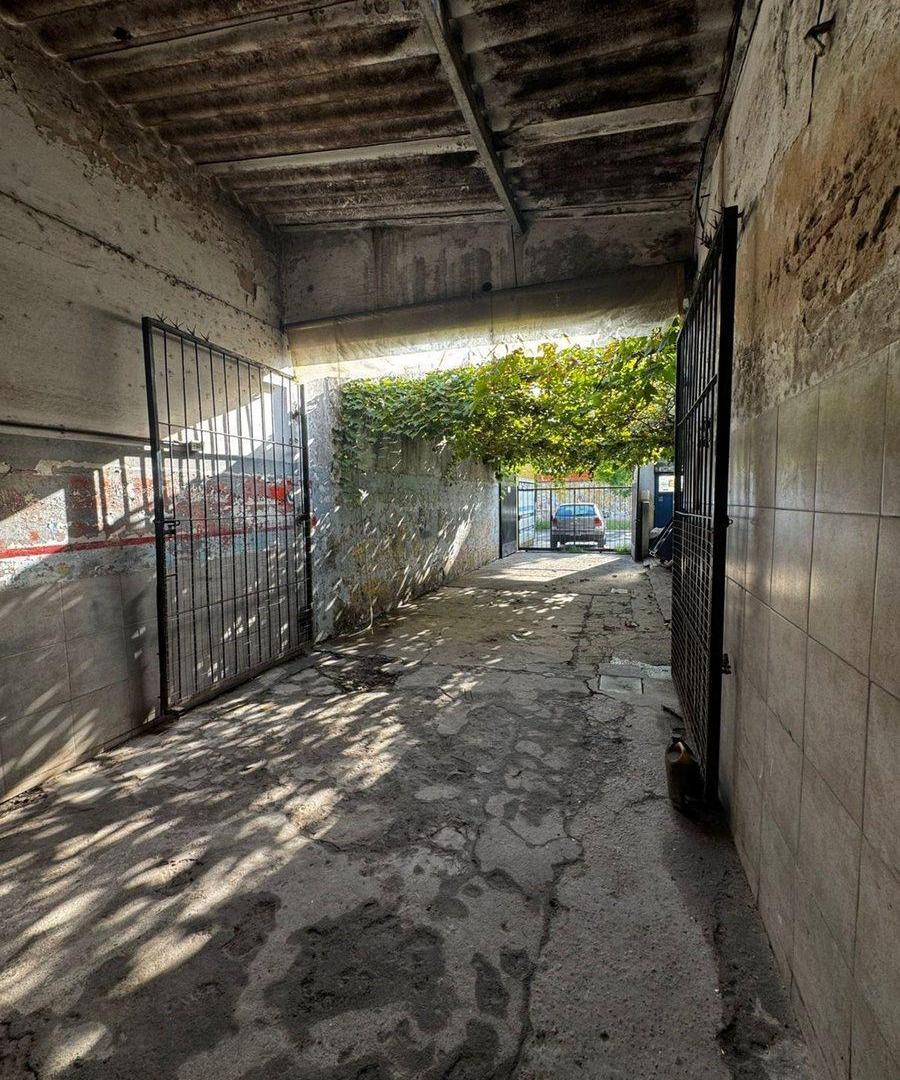Galpón 12m frente 35m fondo con vivienda Boulogne