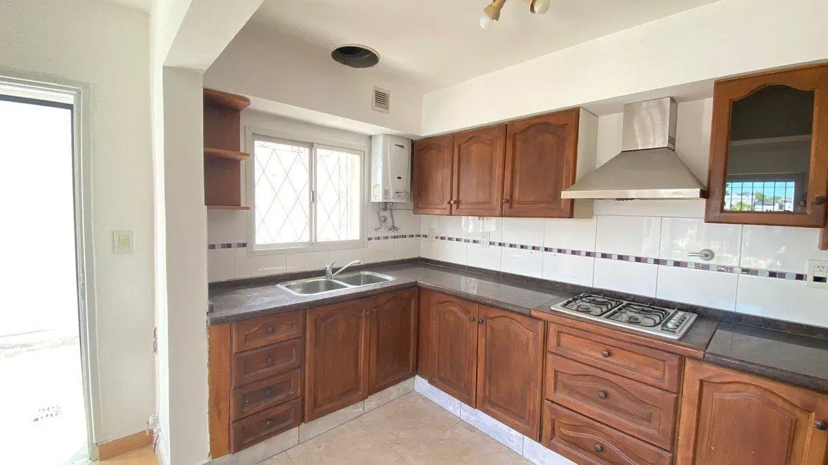 Casa en Venta con gran jardín Jose Leon Suarez 2