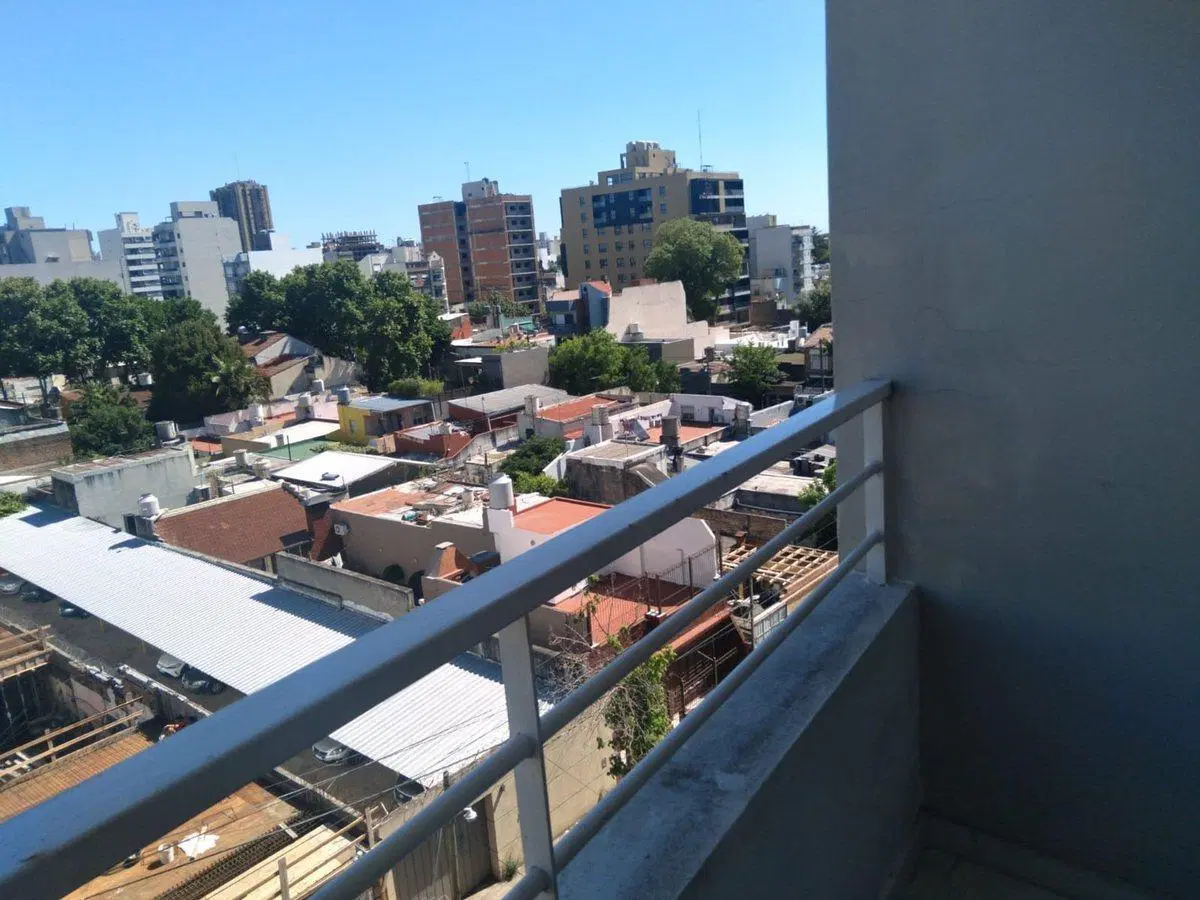MONOAMBIENTE CON COCHERA Y BALCON EN CASEROS 4