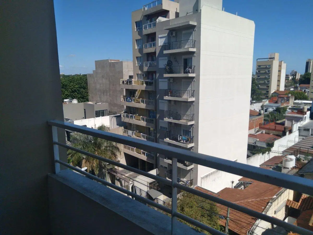 MONOAMBIENTE CON COCHERA Y BALCON EN CASEROS 2