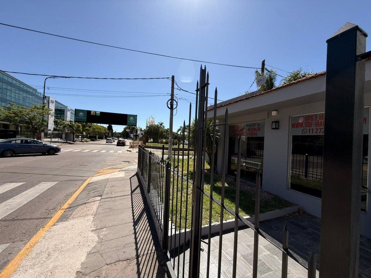 LOCAL , MARTINEZ , FRENTE A UNICENTER